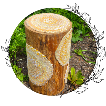 Stump decorated in woven linen dyed with local plants